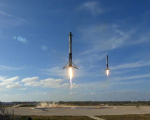 I due lanciatori del Falcon Heavy atterrano