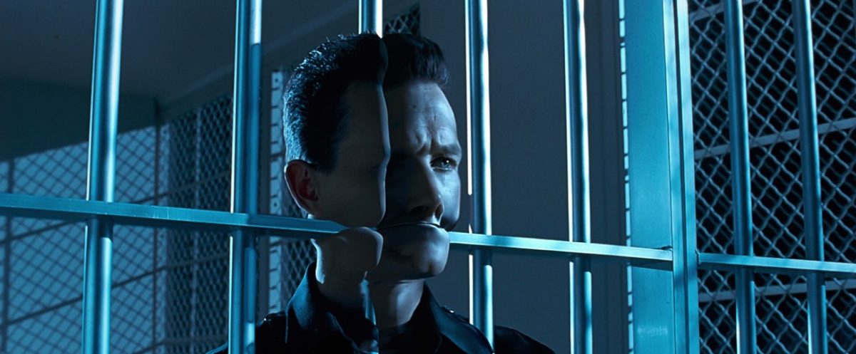 Il villain di Terminator 2 nella scena iconica in cui attraversa le sbarre della prigione.