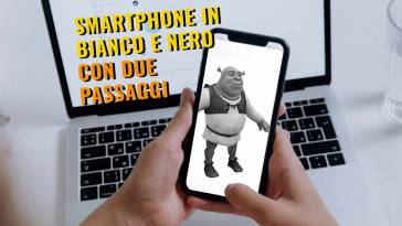 smartphone in bianco e nero con due passaggi