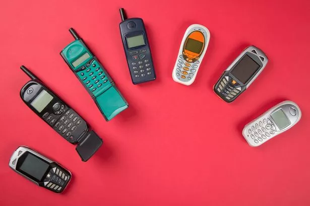 Il fascino vintage dei vecchi cellulari non ha eguali