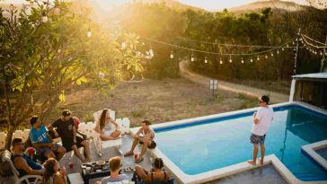 Festa in piscina con altoparlante portatile