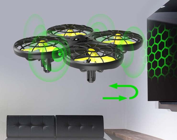 Un drone che vola in una stanza