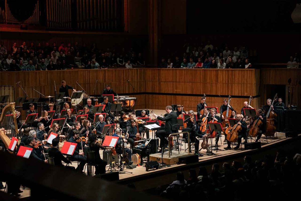 Gustavo Santaolalla suona con l'orchestra durante il concerto di The Last of Us al Game Music Festival