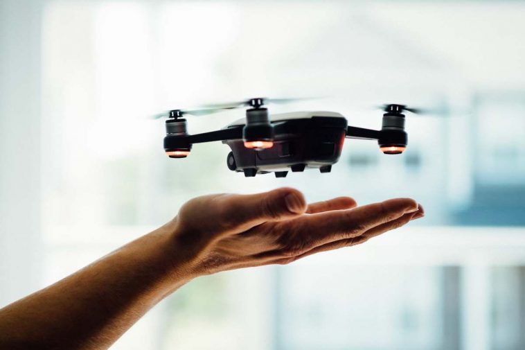 un drone che vola dalle mani di una persona