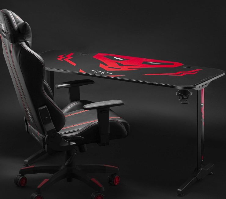 Scrivania rossa e nera con una sedia