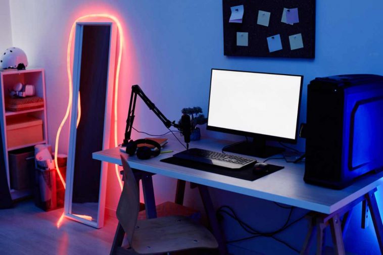 una scrivania da gaming con monitor e luci a led