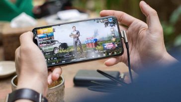 Uno smartphone da gaming in azione durante un gioco