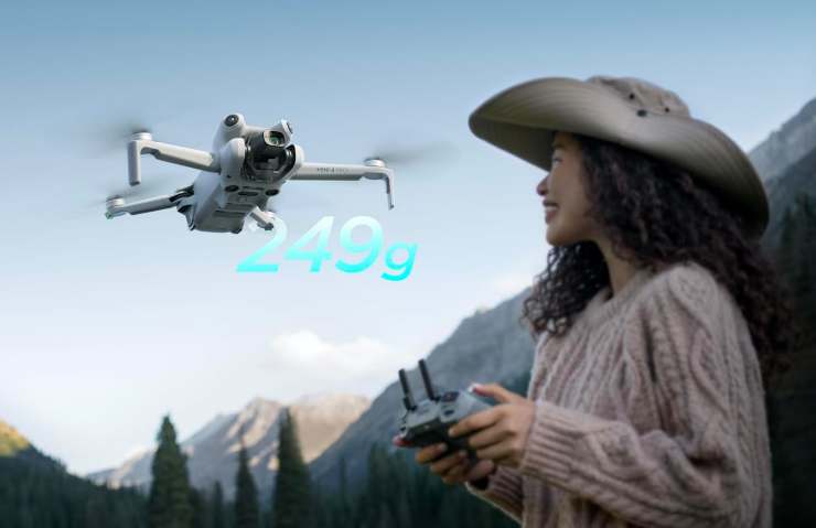 una ragazza che fa volare un drone telecomandato