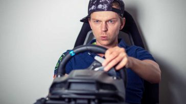 Ragazzo al volante al PC