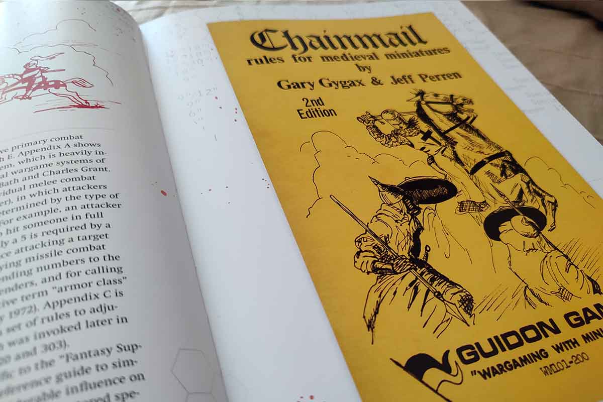 Su una pagina vi è la copertina di Chainmail, pubblicato nel 1972