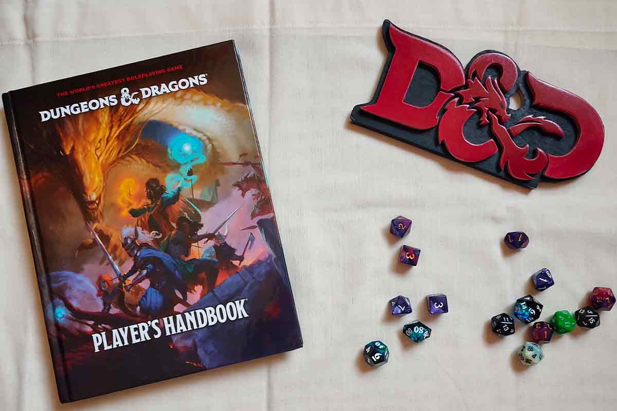 La copertina del manuale di D&D, con dei dadi e il logo di D&D