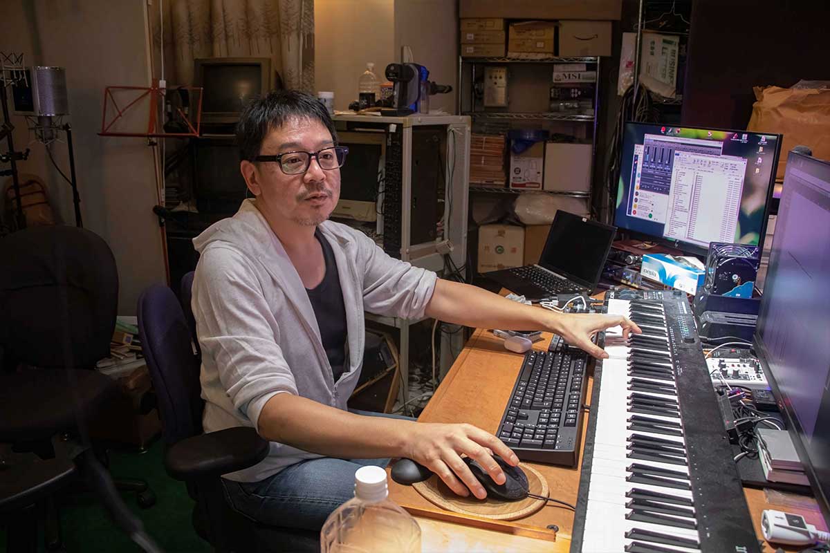 Hitoshi Sakimoto al lavoro nel suo studio. Foto mia.