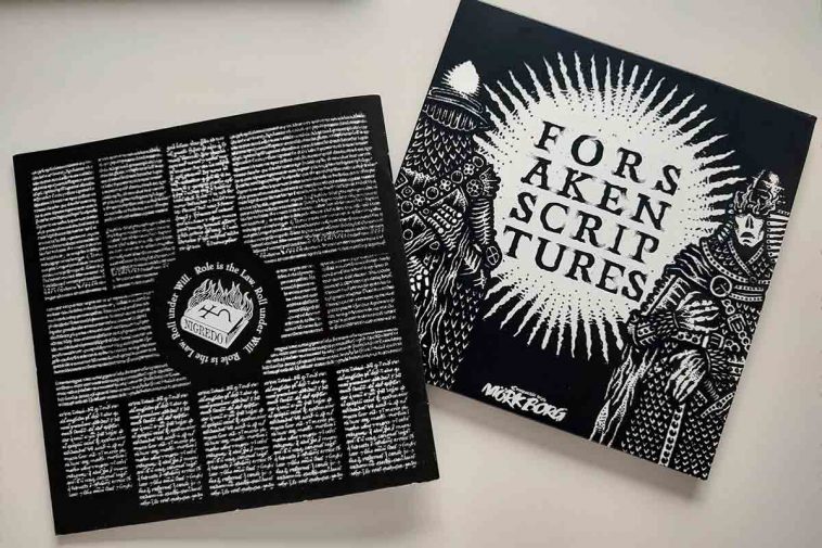 Il libricino quadrato di Forsaken Scripture con il retro del manuale