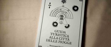 La copertina del manuale porta un disegno astratto della mappa seguendo i disegni in stile alchemico