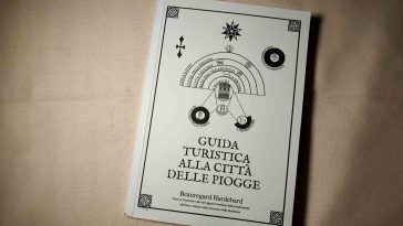 La copertina del manuale porta un disegno astratto della mappa seguendo i disegni in stile alchemico