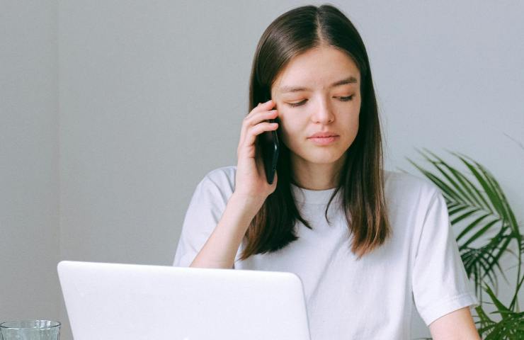 ragazza telefono 