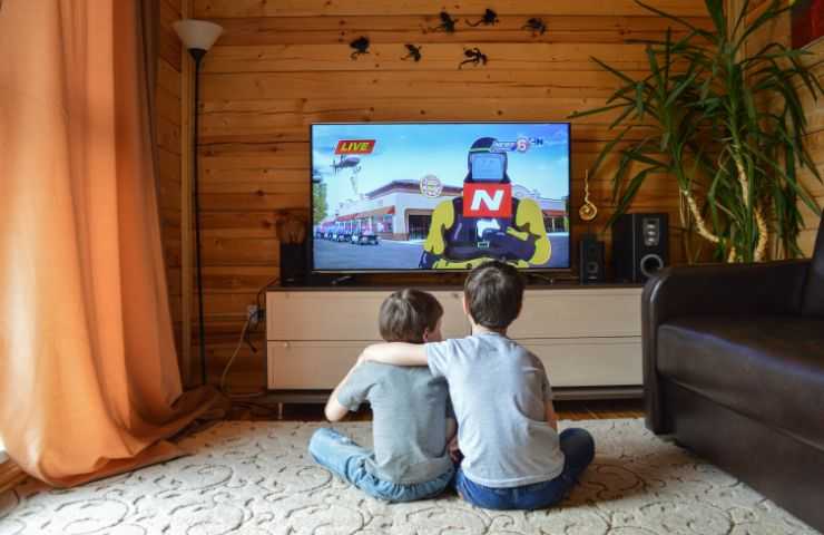 Bambini guardano la TV