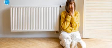 Ragazza appoggiata al termosifone