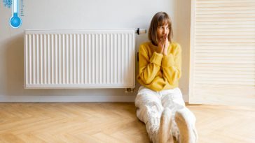 Ragazza appoggiata al termosifone