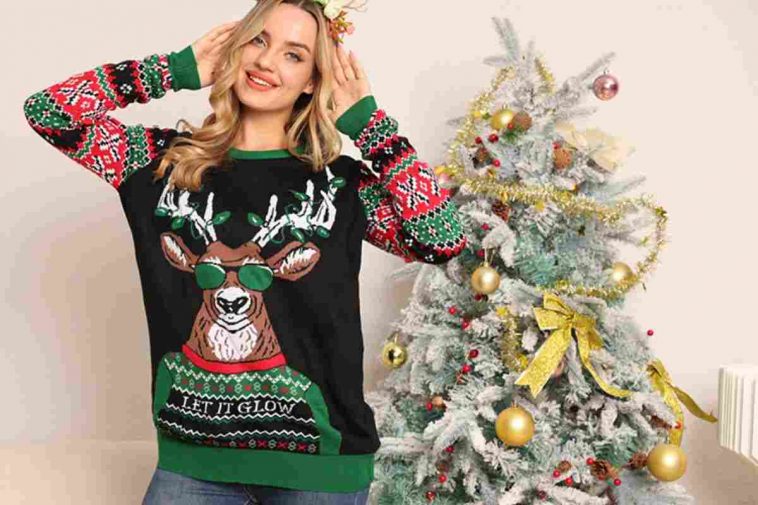 ragazza con maglione di Natale e albero di Natale