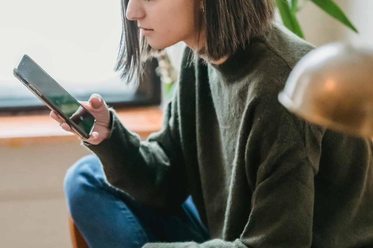 Ragazza che guarfsa il telefono