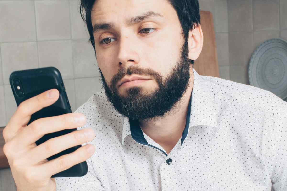 Un ragazzo che guarda lo smartphone 