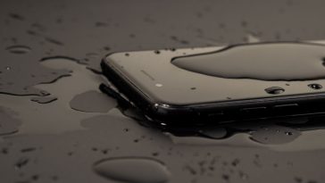 Smartphone in acqua