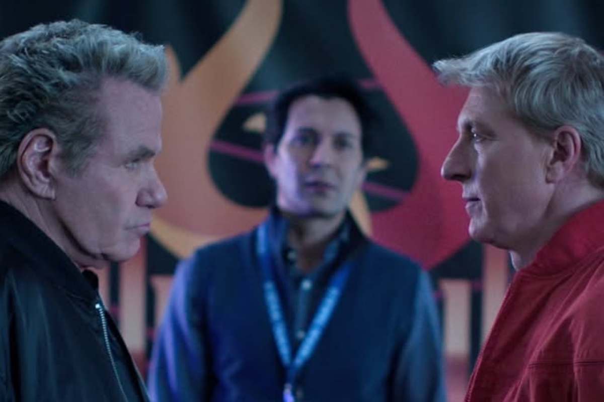 Martin Kove e William Zabka in una scena di Cobra Kai