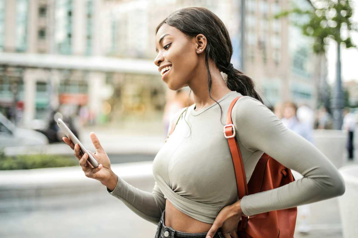 Ragazza che guarda lo smartphone