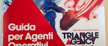 Un'agente di spalle con la famosa valigia, e la scritta triangle agency e "Guida per Agente Operativi"